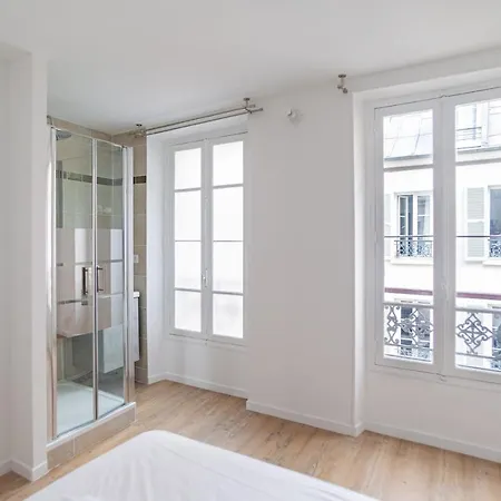 Charming Located In Old In An Atypical District Lägenhet Paris